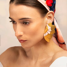 Load image into Gallery viewer, PLUMERIA EARRINGS SOFT PINK
