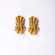 Load image into Gallery viewer, WRINKLE FLOWER EARRINGS
