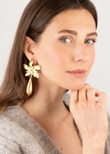 Load image into Gallery viewer, AURELIA FLOWER EARRINGS
