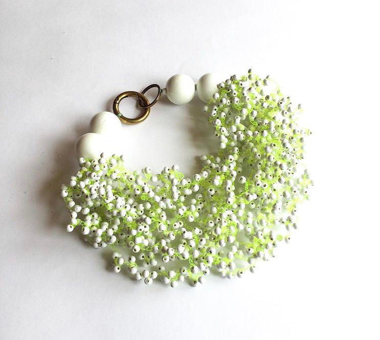 SHORT BUBBLY NECKLACE WITH GREEN CORD AND WHITE BEADS